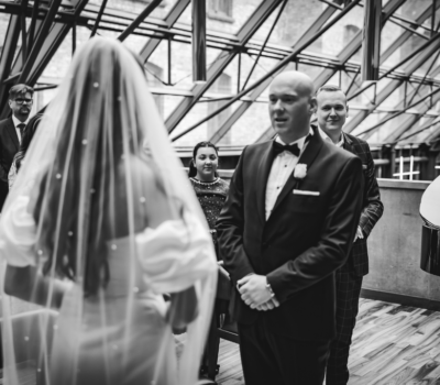 WEJŚCIE NA SALĘ PARY MŁODEJ PRZED GOŚĆMI