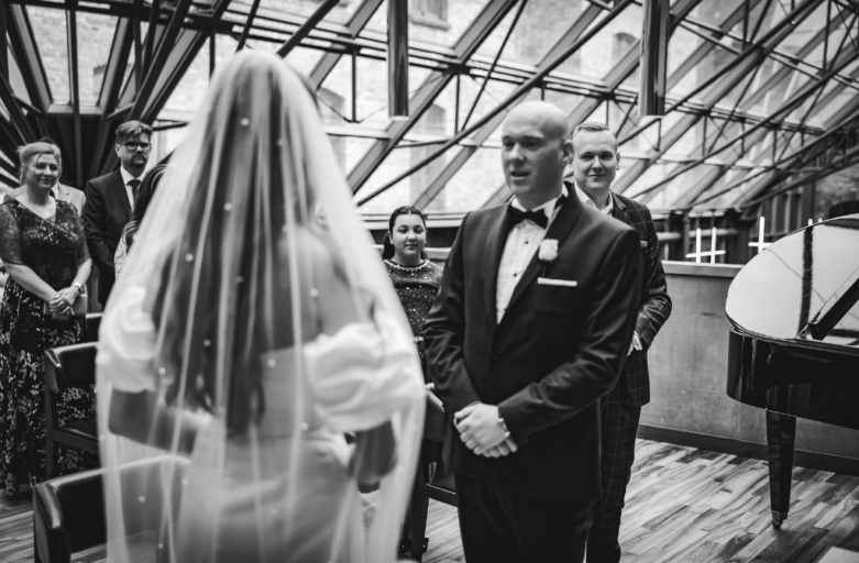 WEJŚCIE NA SALĘ PARY MŁODEJ PRZED GOŚĆMI